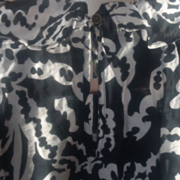 ❤️Maternity Adorable Black and White Abstract Blouse. - Picture 9 of 12